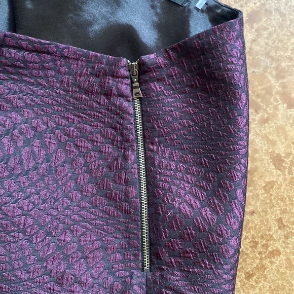 TAHARI plum metallic reptile skin print mini skirt - Picture 3 of 7